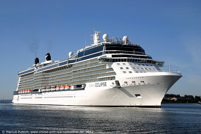 Das Kreuzfahrtschiff CELEBRITY ECLIPSE von der Kreuzfahrtreederei Celebrity Cruises am 24. Juli 2012 im Kreuzfahrthafen Warnem&uuml;nde in der Hansestadt Rostock.