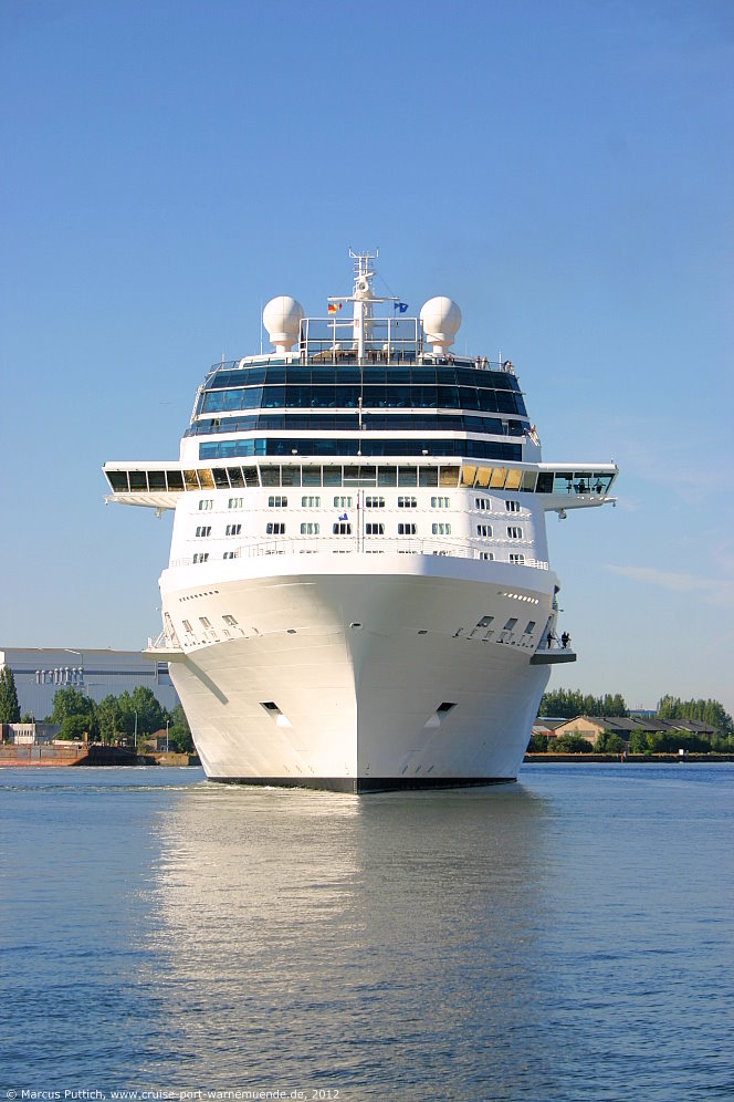 Das Kreuzfahrtschiff CELEBRITY ECLIPSE von der Kreuzfahrtreederei Celebrity Cruises am 24. Juli 2012 im Kreuzfahrthafen Warnem&uuml;nde in der Hansestadt Rostock.
