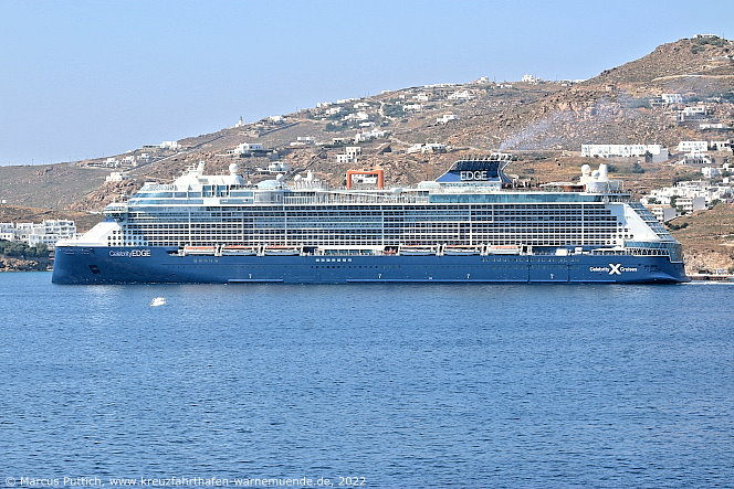 Das Kreuzfahrtschiff CELEBRITY EDGE am 18. Mai 2022 in Mykonos Stadt auf der Insel Mykonos (Griechenland).