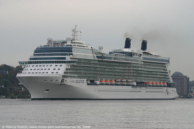 Das Kreuzfahrtschiff CELEBRITY SOLSTICE am 22. Oktober 2008 in Hamburg (Deutschland).