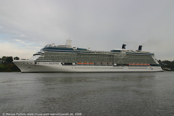 Das Kreuzfahrtschiff CELEBRITY SOLSTICE am 22. Oktober 2008 in Hamburg (Deutschland).