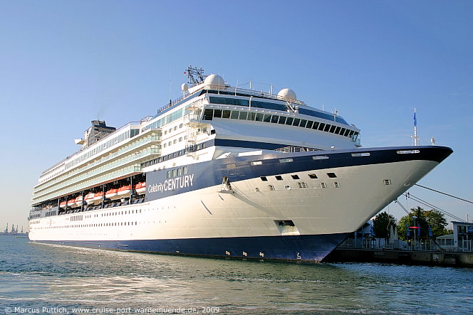 Das Kreuzfahrtschiff CELEBRITY CENTURY am 27. August 2009 im Ostseebad Warnemünde.