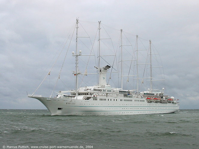 Das Kreuzfahrtschiff WIND SURF am 13. Juli 2004 im Ostseebad Warnem&uuml;nde.