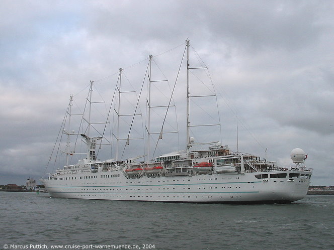 Das Kreuzfahrtschiff WIND SURF am 13. Juli 2004 im Ostseebad Warnem&uuml;nde.
