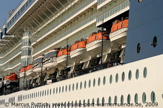 Das Kreuzfahrtschiff CELEBRITY CONSTELLATION am 25. August 2009 im Ostseebad Warnem&uuml;nde.