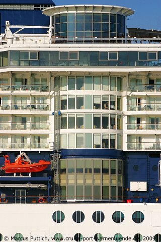 Das Kreuzfahrtschiff CELEBRITY CONSTELLATION am 25. August 2009 im Ostseebad Warnem&uuml;nde.