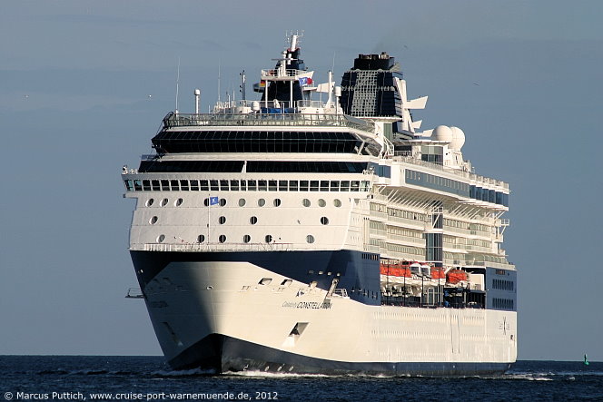 Das Kreuzfahrtschiff CELEBRITY CONSTELLATION am 26. August 2012 im Ostseebad Warnem&uuml;nde.