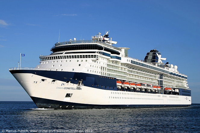 Das Kreuzfahrtschiff CELEBRITY CONSTELLATION am 26. August 2012 im Ostseebad Warnem&uuml;nde.