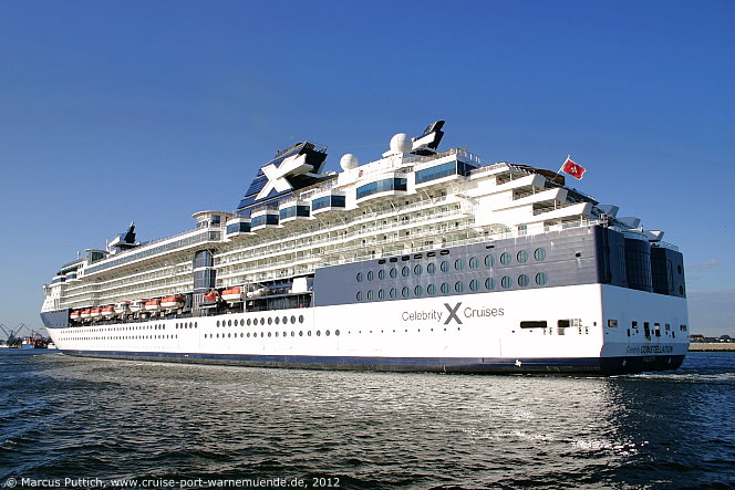 Das Kreuzfahrtschiff CELEBRITY CONSTELLATION am 26. August 2012 im Ostseebad Warnem&uuml;nde.