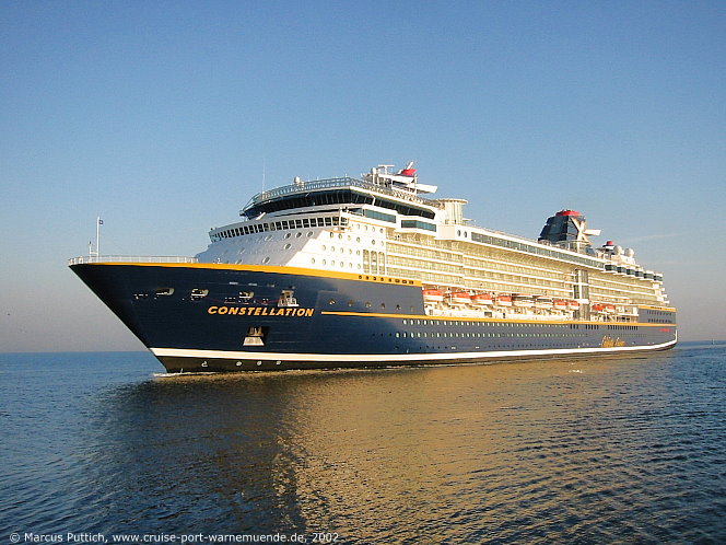 Das Kreuzfahrtschiff CONSTELLATION (heute Kreuzfahrtschiff CELEBRITY CONSTELLATION) am 18. Juni 2002 im Ostseebad Warnem&uuml;nde (Erstanlauf).