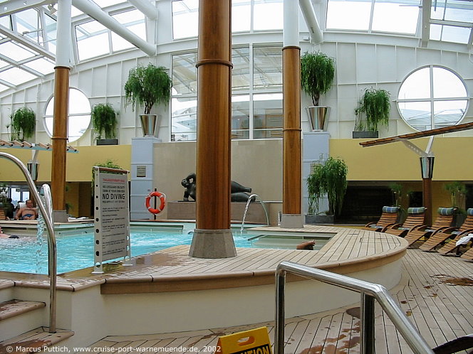 Das Kreuzfahrtschiff CONSTELLATION: Der Aquaspa-Bereich auf dem Resort Deck.