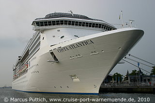 Das Kreuzfahrtschiff COSTA ATLANTICA von der Kreuzfahrtreederei Costa Crociere am 28. Mai 2010 im Kreuzfahrthafen Warnem&uuml;nde in der Hansestadt Rostock (Erstanlauf).