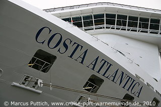 Das Kreuzfahrtschiff COSTA ATLANTICA von der Kreuzfahrtreederei Costa Crociere am 28. Mai 2010 im Kreuzfahrthafen Warnem&uuml;nde in der Hansestadt Rostock (Erstanlauf).