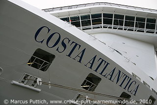 Das Kreuzfahrtschiff COSTA ATLANTICA von der Kreuzfahrtreederei Costa Crociere am 28. Mai 2010 im Kreuzfahrthafen Warnemünde in der Hansestadt Rostock (Erstanlauf).