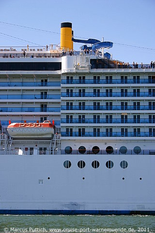 Das Kreuzfahrtschiff COSTA ATLANTICA von der Kreuzfahrtreederei Costa Crociere am 04. Juni 2011 im Kreuzfahrthafen Warnemünde in der Hansestadt Rostock.