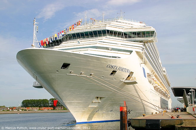 Das Kreuzfahrtschiff COSTA FORTUNA am 26. Mai 2012 im Kreuzfahrthafen Warnem&uuml;nde in der Hansestadt Rostock (Erstanlauf).