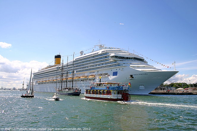 Das Kreuzfahrtschiff COSTA FORTUNA am 11. August 2012 im Kreuzfahrthafen Warnem&uuml;nde in der Hansestadt Rostock.