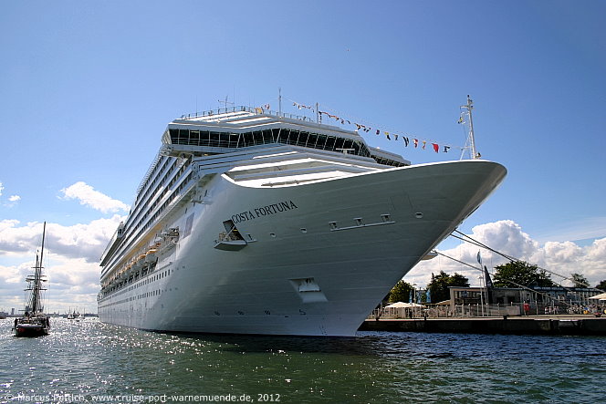 Das Kreuzfahrtschiff COSTA FORTUNA am 11. August 2012 im Kreuzfahrthafen Warnem&uuml;nde in der Hansestadt Rostock.