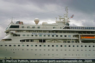 Das Kreuzfahrtschiff BRAEMAR am 12. August 2009 im Kreuzfahrthafen Warnem&uuml;nde in der Hansestadt Rostock.