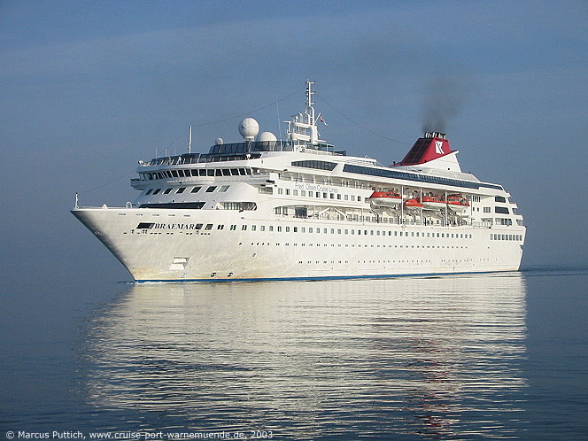 Das Kreuzfahrtschiff BRAEMAR am 28. Mai 2003 im Kreuzfahrthafen Warnem&uuml;nde in der Hansestadt Rostock (Erstanlauf).