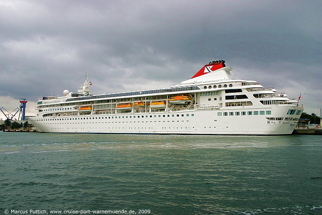 Das Kreuzfahrtschiff BRAEMAR am 12. August 2009 im Kreuzfahrthafen Warnem&uuml;nde in der Hansestadt Rostock.