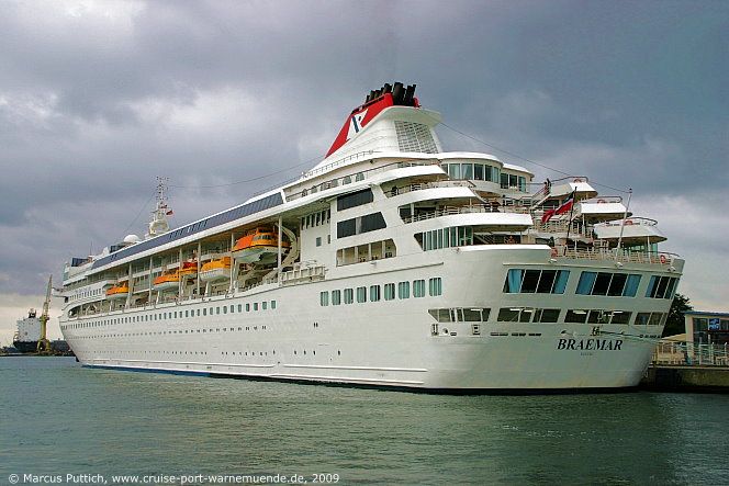 Das Kreuzfahrtschiff BRAEMAR am 12. August 2009 im Kreuzfahrthafen Warnem&uuml;nde in der Hansestadt Rostock.