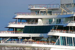 Das Kreuzfahrtschiff BALMORAL von der Kreuzfahrtreederei Fred. Olsen Cruise Lines am 28. Juli 2010 im Kreuzfahrthafen Warnem&uuml;nde in der Hansestadt Rostock.