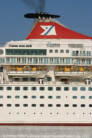 Das Kreuzfahrtschiff BALMORAL von der Kreuzfahrtreederei Fred. Olsen Cruise Lines am 28. Juli 2010 im Kreuzfahrthafen Warnem&uuml;nde in der Hansestadt Rostock.