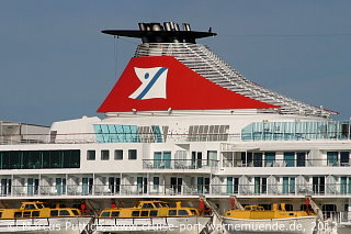 Das Kreuzfahrtschiff BALMORAL von der Kreuzfahrtreederei Fred. Olsen Cruise Lines am 23. Juli 2012 im Kreuzfahrthafen Warnem&uuml;nde in der Hansestadt Rostock.