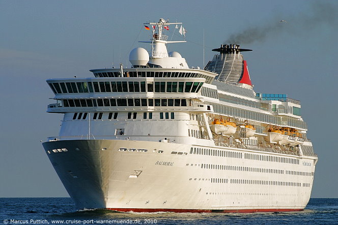 Das Kreuzfahrtschiff BALMORAL von der Kreuzfahrtreederei Fred. Olsen Cruise Lines am 28. Juli 2010 im Kreuzfahrthafen Warnem&uuml;nde in der Hansestadt Rostock.