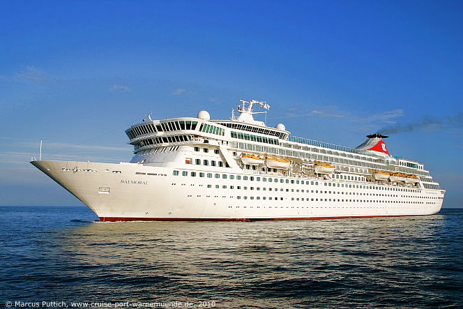 Das Kreuzfahrtschiff BALMORAL von der Kreuzfahrtreederei Fred. Olsen Cruise Lines am 28. Juli 2010 im Kreuzfahrthafen Warnem&uuml;nde in der Hansestadt Rostock.