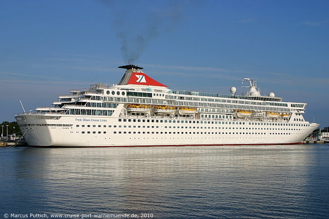 Das Kreuzfahrtschiff BALMORAL von der Kreuzfahrtreederei Fred. Olsen Cruise Lines am 28. Juli 2010 im Kreuzfahrthafen Warnem&uuml;nde in der Hansestadt Rostock.