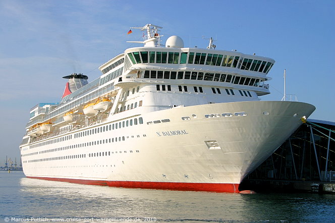 Das Kreuzfahrtschiff BALMORAL von der Kreuzfahrtreederei Fred. Olsen Cruise Lines am 28. Juli 2010 im Kreuzfahrthafen Warnem&uuml;nde in der Hansestadt Rostock.