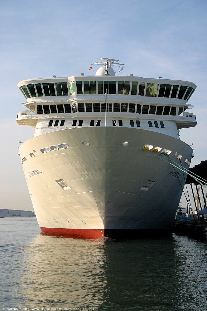 Das Kreuzfahrtschiff BALMORAL von der Kreuzfahrtreederei Fred. Olsen Cruise Lines am 28. Juli 2010 im Kreuzfahrthafen Warnem&uuml;nde in der Hansestadt Rostock.