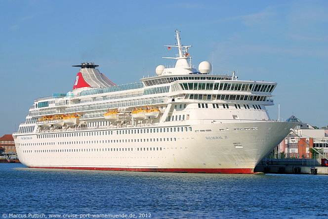 Das Kreuzfahrtschiff BALMORAL von der Kreuzfahrtreederei Fred. Olsen Cruise Lines am 23. Juli 2012 im Kreuzfahrthafen Warnem&uuml;nde in der Hansestadt Rostock.