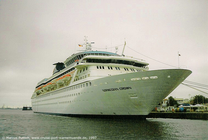 Das Kreuzfahrtschiff NORWEGIAN CROWN von der Kreuzfahrtreederei Norwegian Cruise Line am 20. Mai 1997 im Kreuzfahrthafen Warnem&uuml;nde in der Hansestadt Rostock.