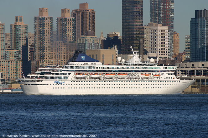 Das Kreuzfahrtschiff NORWEGIAN CROWN von der Kreuzfahrtreederei Norwegian Cruise Line am 21. Oktober 2007 in New York, NY (USA).