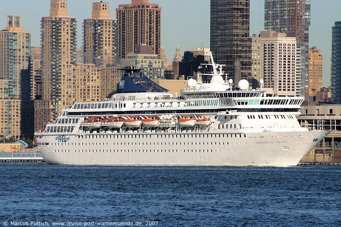 Das Kreuzfahrtschiff NORWEGIAN CROWN von der Kreuzfahrtreederei Norwegian Cruise Line am 21. Oktober 2007 in New York, NY (USA).