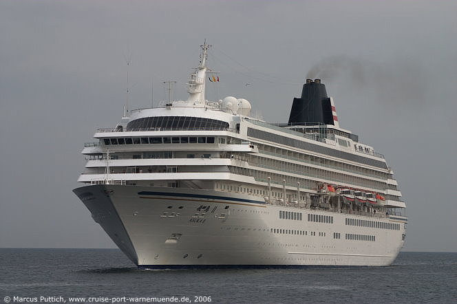 Das Kreuzfahrtschiff ASUKA II am 19. Mai 2006 im Ostseebad Warnemünde.