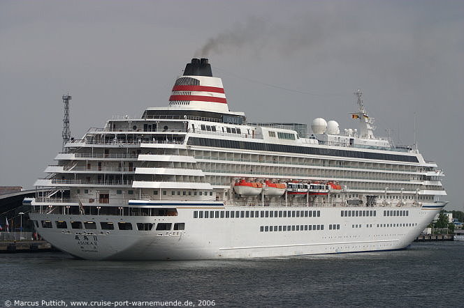 Das Kreuzfahrtschiff ASUKA II am 19. Mai 2006 im Ostseebad Warnemünde.