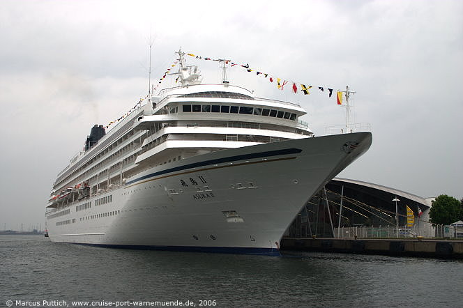 Das Kreuzfahrtschiff ASUKA II am 19. Mai 2006 im Ostseebad Warnemünde.