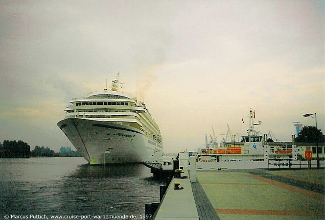 Das Kreuzfahrtschiff CRYSTAL HARMONY im Sommer 1997 im Ostseebad Warnemünde.