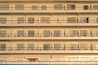 Das Kreuzfahrtschiff CRYSTAL SERENITY von der Kreuzfahrtreederei Crystal Cruises am 01. August 2013 im Kreuzfahrthafen Warnemünde in der Hansestadt Rostock.