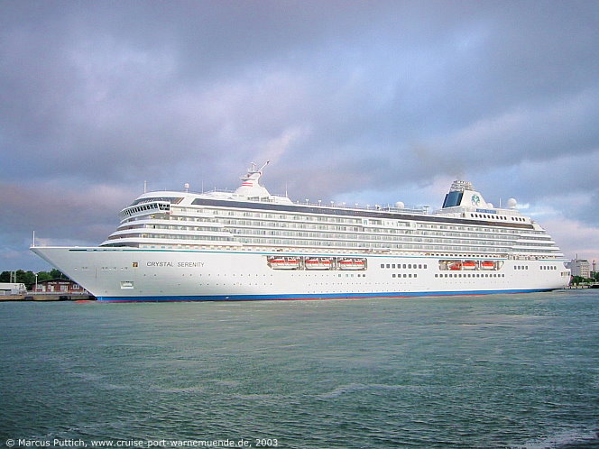 Das Kreuzfahrtschiff CRYSTAL SERENITY von der Kreuzfahrtreederei Crystal Cruises am 10. Juli 2003 im Kreuzfahrthafen Warnem&uuml;nde in der Hansestadt Rostock (Erstanlauf).