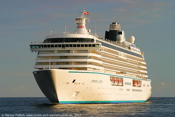 Das Kreuzfahrtschiff CRYSTAL SERENITY von der Kreuzfahrtreederei Crystal Cruises am 01. August 2013 im Kreuzfahrthafen Warnemünde in der Hansestadt Rostock.