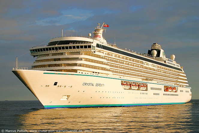 Das Kreuzfahrtschiff CRYSTAL SERENITY von der Kreuzfahrtreederei Crystal Cruises am 01. August 2013 im Kreuzfahrthafen Warnemünde in der Hansestadt Rostock.