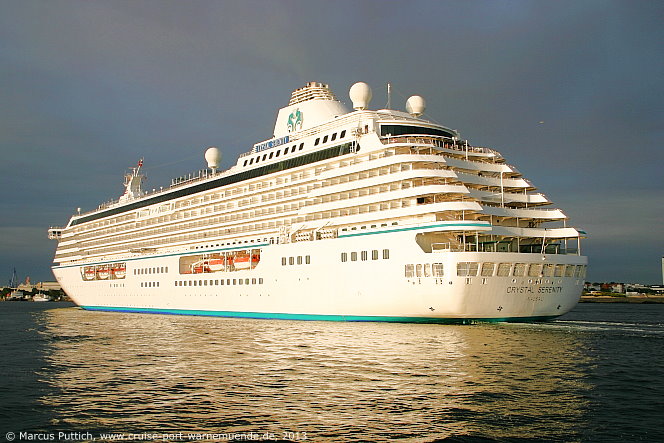 Das Kreuzfahrtschiff CRYSTAL SERENITY von der Kreuzfahrtreederei Crystal Cruises am 01. August 2013 im Kreuzfahrthafen Warnemünde in der Hansestadt Rostock.