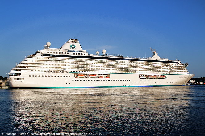 Das Kreuzfahrtschiff CRYSTAL SERENITY am 25. Juli 2019 im Kreuzfahrthafen Warnemünde in der Hansestadt Rostock.
