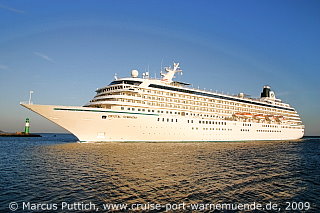 Das Kreuzfahrtschiff CRYSTAL SYMPHONY am 20. August 2009 im Kreuzfahrthafen Warnem&uuml;nde in der Hansestadt Rostock.
