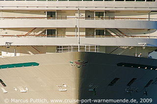 Das Kreuzfahrtschiff CRYSTAL SYMPHONY am 20. August 2009 im Kreuzfahrthafen Warnem&uuml;nde in der Hansestadt Rostock.